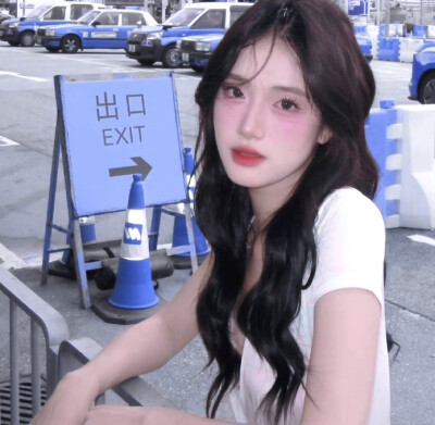 傅芷宝宝给的图呀，是长发缠绕的温柔，是白衫晕开的清甜，美的让人无法自拔