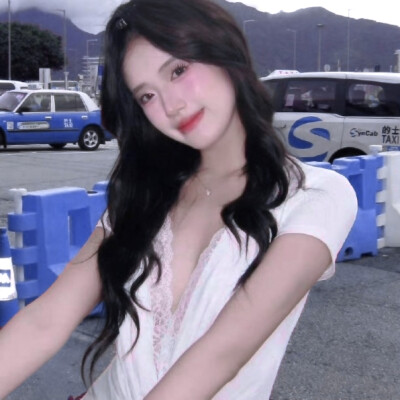 傅芷宝宝给的图呀，是长发缠绕的温柔，是白衫晕开的清甜，美的让人无法自拔