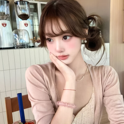 “每次看到你，我都再次陷入爱河.”
：女头