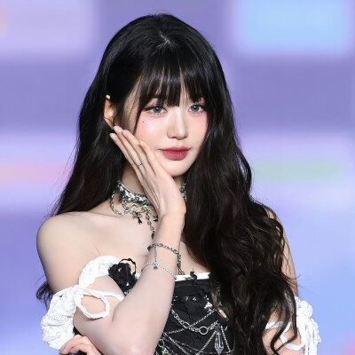 可不可以来人改这张绝美的图>o<(已打底 按喜好选)
张元英新闻图可二改