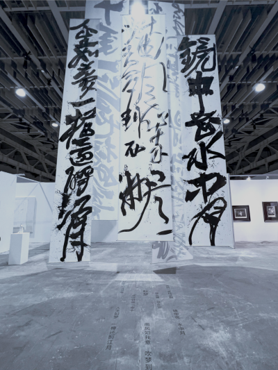 青丝垂落似无尽愁绪