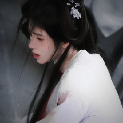 青丝垂落似无尽愁绪