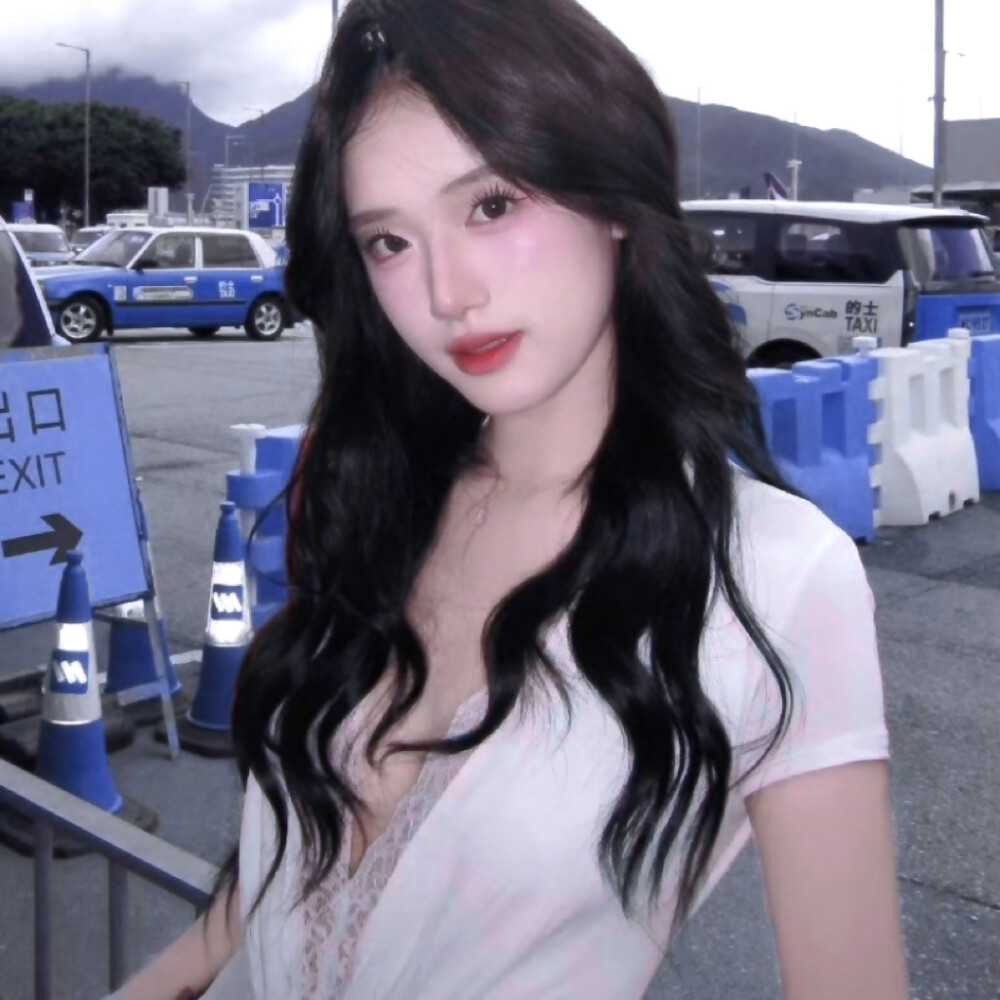 傅芷宝宝给的图呀，是长发缠绕的温柔，是白衫晕开的清甜，美的让人无法自拔