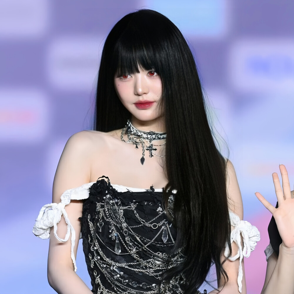 可不可以来人改这张绝美的图>o<(已打底 按喜好选)
张元英新闻图可二改