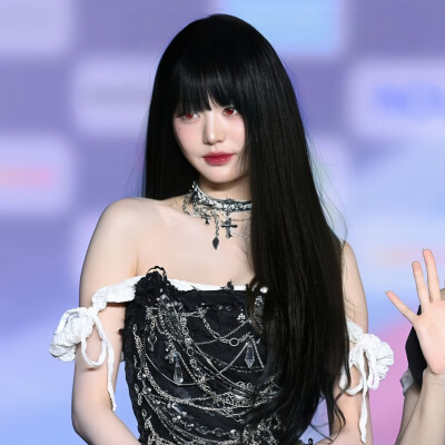 可不可以来人改这张绝美的图>o<(已打底 按喜好选)
张元英新闻图可二改