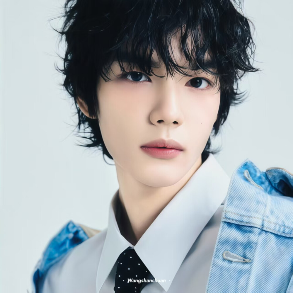 伦敦下雪那晚 那只逃走的波斯猫又回到了我的家 壁炉燃起的火焰疯长 落地钟的声响在回荡 热腾腾的红茶浸入我的身体 我们在酸涩的春天重逢