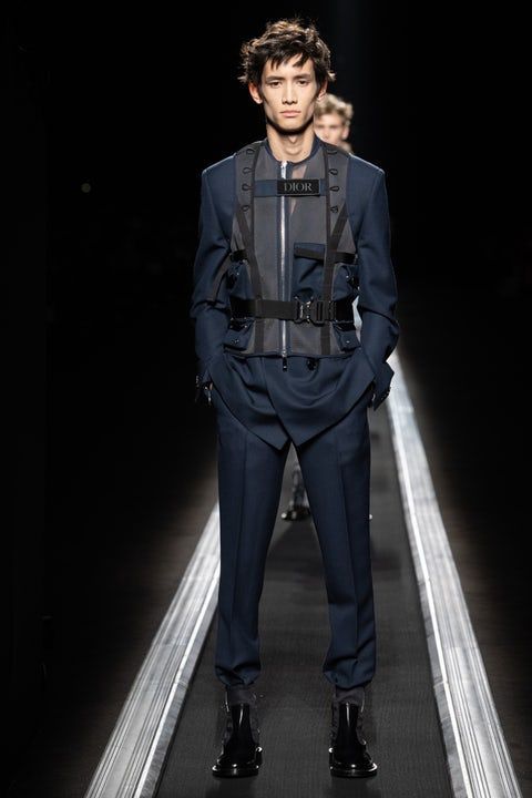 Dior 2019秀场上的"飘带西装"
飘带西装 Dior Menswear Fall Winter 2019
图片来源于Dior