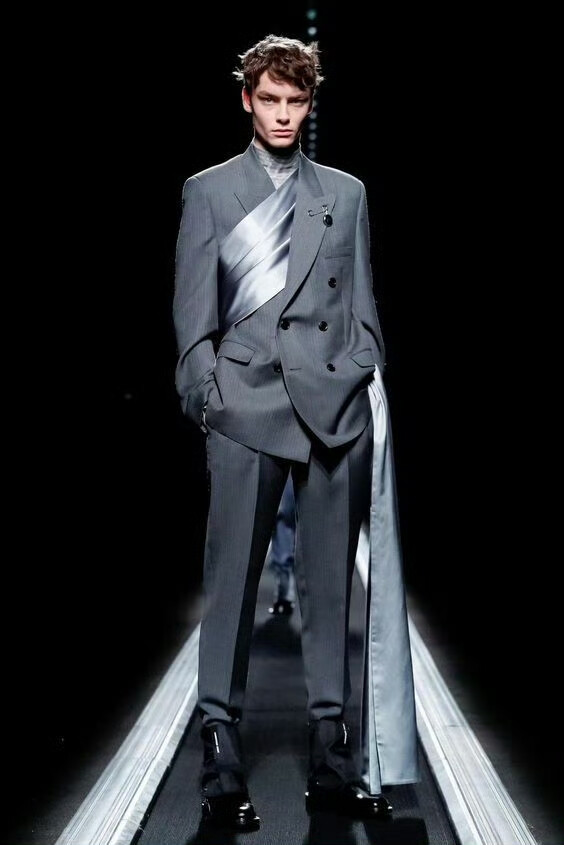 Dior 2019秀场上的"飘带西装"
飘带西装 Dior Menswear Fall Winter 2019
图片来源于Dior