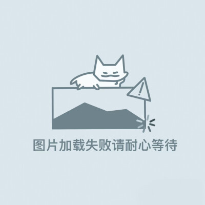 伦敦下雪那晚 那只逃走的波斯猫又回到了我的家 壁炉燃起的火焰疯长 落地钟的声响在回荡 热腾腾的红茶浸入我的身体 我们在酸涩的春天重逢