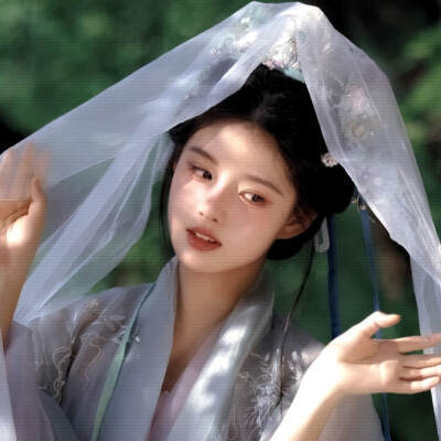 雨伞柄挂着未融化的雪、我们中间隔着叹息的雾