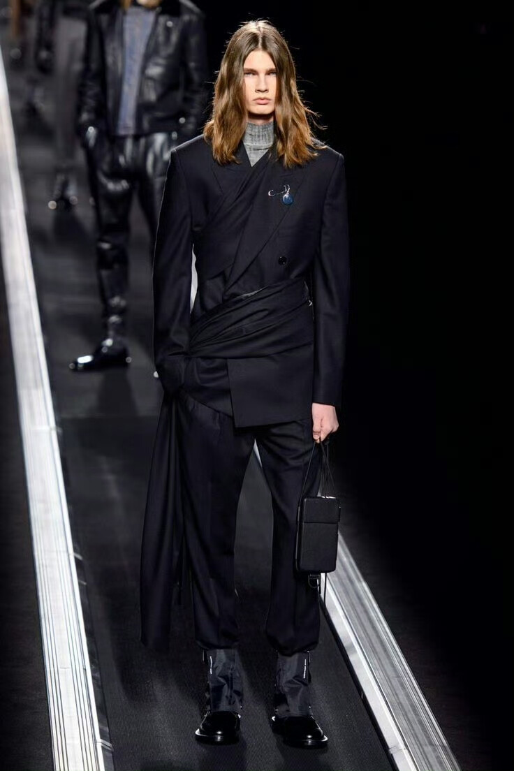 Dior 2019秀场上的"飘带西装"
飘带西装 Dior Menswear Fall Winter 2019
图片来源于Dior