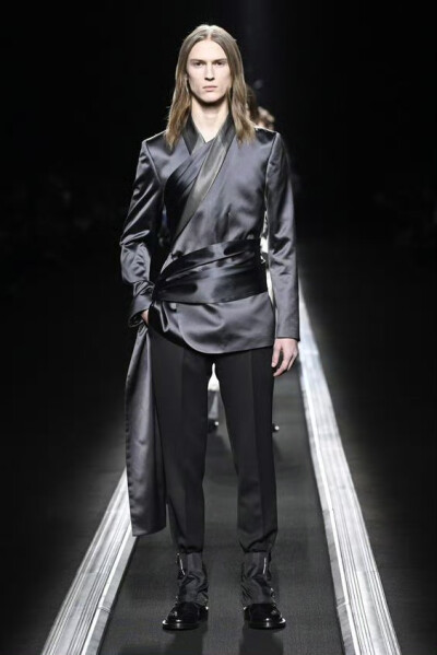 Dior 2019秀场上的"飘带西装"
飘带西装 Dior Menswear Fall Winter 2019
图片来源于Dior