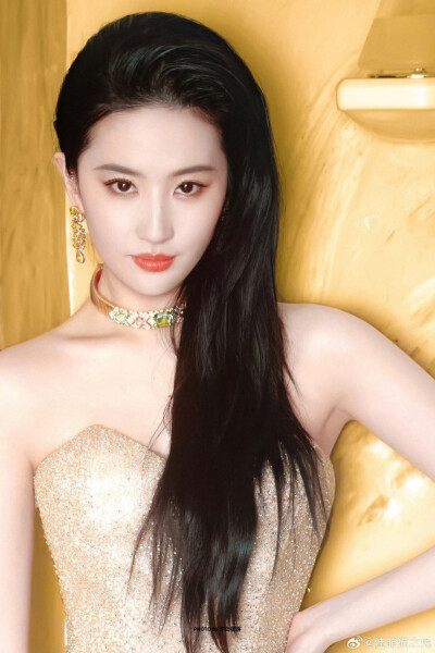 @刘亦菲 亮相第 30 届白玉兰奖·荣耀之夜，凭借《玫瑰的故事》黄亦玫一角提名最佳女主角2025.6.26
