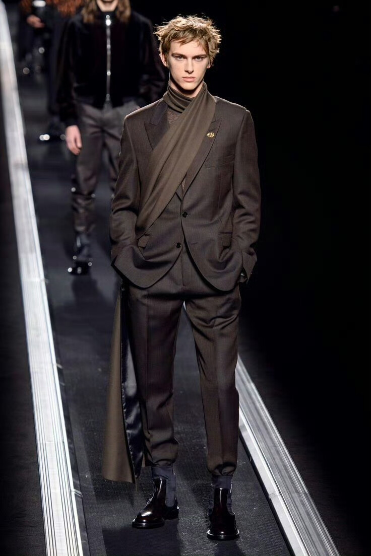 Dior 2019秀场上的"飘带西装"
飘带西装 Dior Menswear Fall Winter 2019
图片来源于Dior