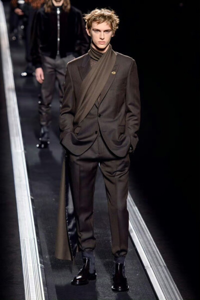 Dior 2019秀场上的"飘带西装"
飘带西装 Dior Menswear Fall Winter 2019
图片来源于Dior