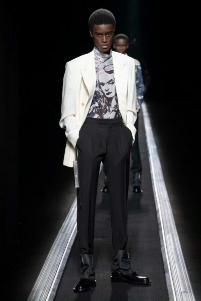 Dior 2019秀场上的"飘带西装"
飘带西装 Dior Menswear Fall Winter 2019
图片来源于Dior
