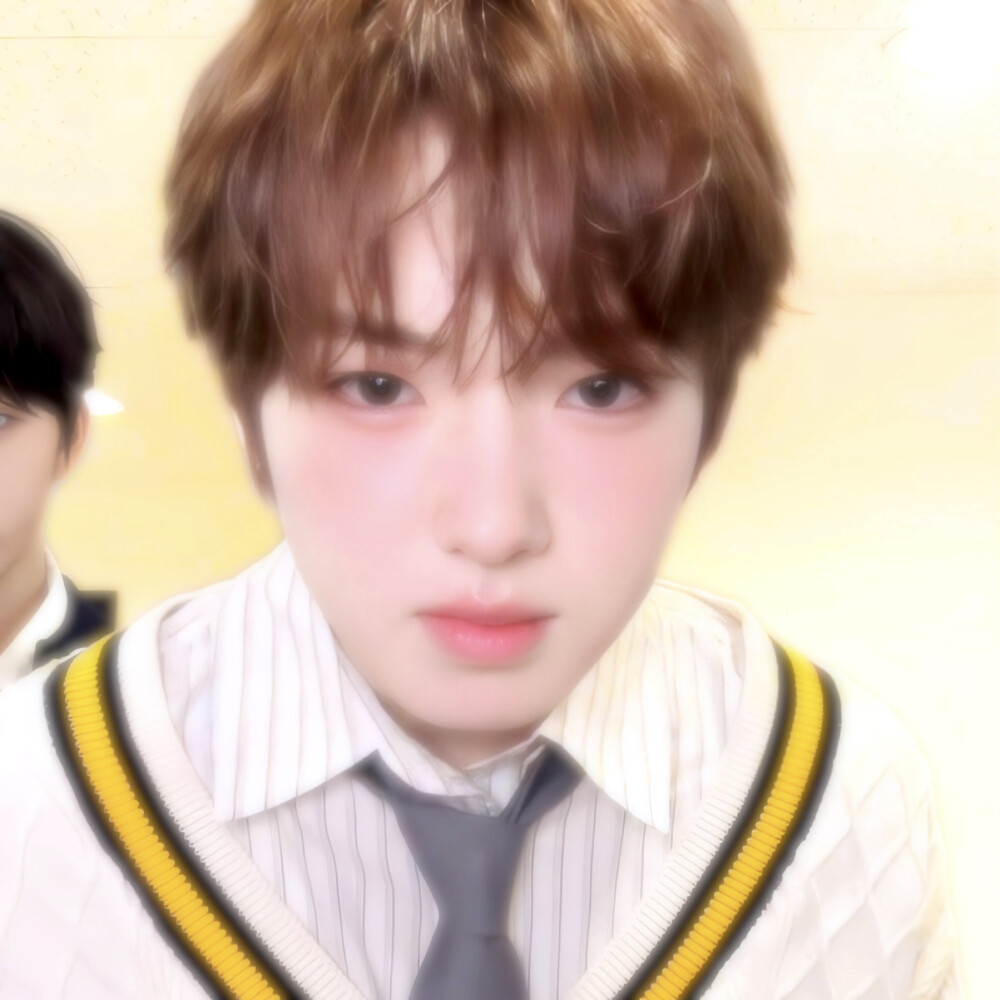 ： 家人们 我和乌萨奇我俩谁更萌？
