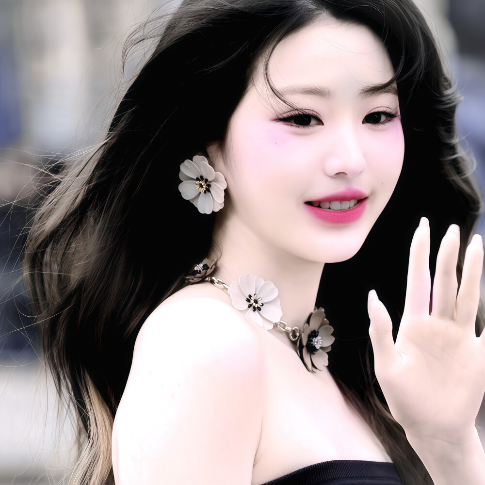 你的眼睛里有海
烟波蓝
两颗黑瞳是害羞的
泅泳的小鲸