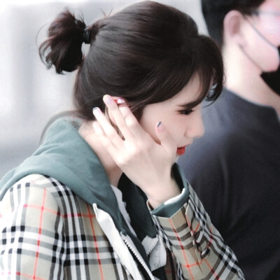 雨伞柄挂着未融化的雪、我们中间隔着叹息的雾