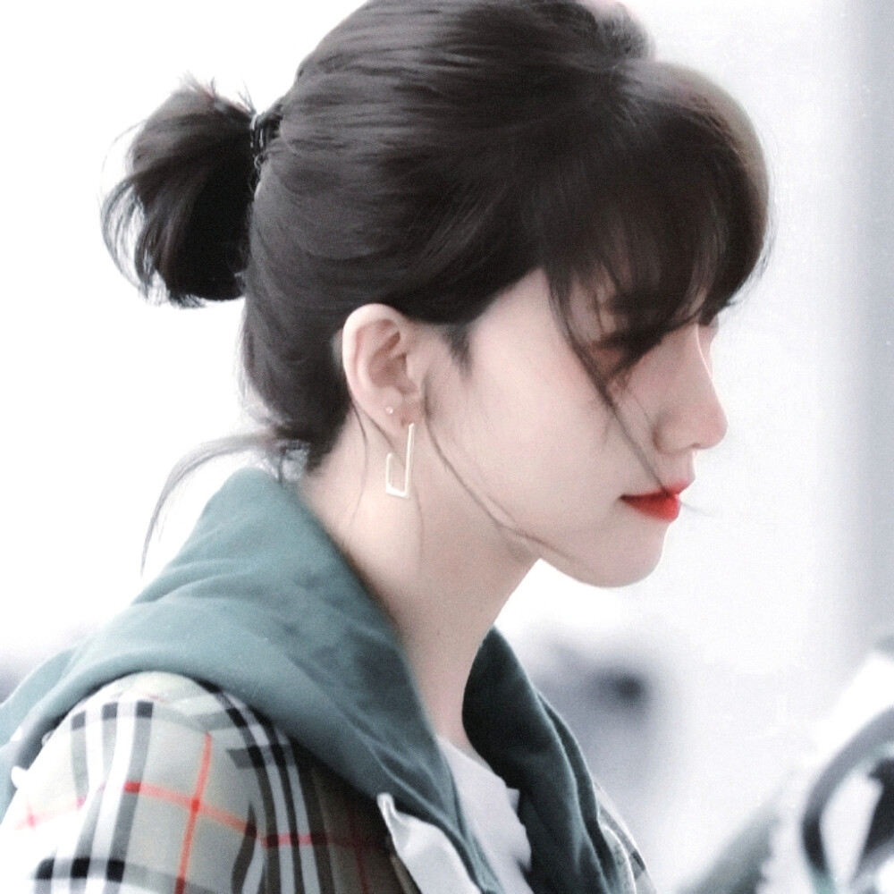 雨伞柄挂着未融化的雪、我们中间隔着叹息的雾