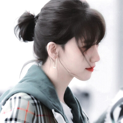 雨伞柄挂着未融化的雪、我们中间隔着叹息的雾