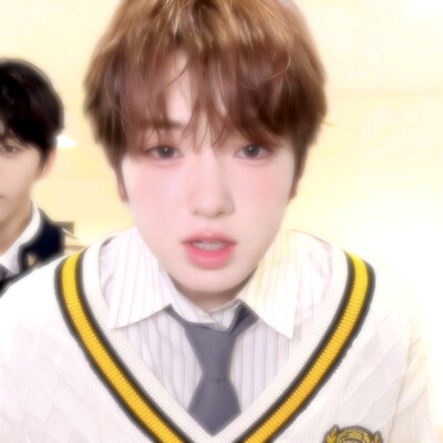 ： 家人们 我和乌萨奇我俩谁更萌？
