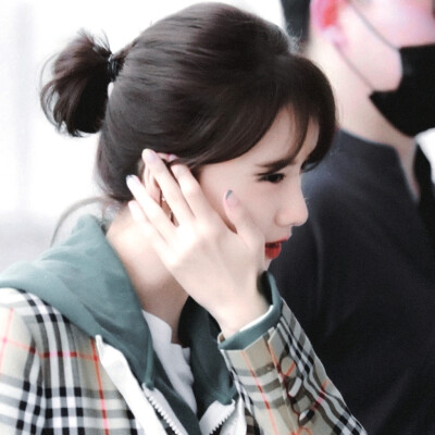 雨伞柄挂着未融化的雪、我们中间隔着叹息的雾