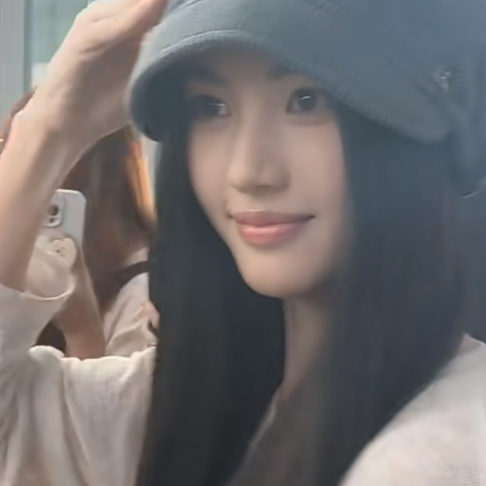 留着长长的头发…