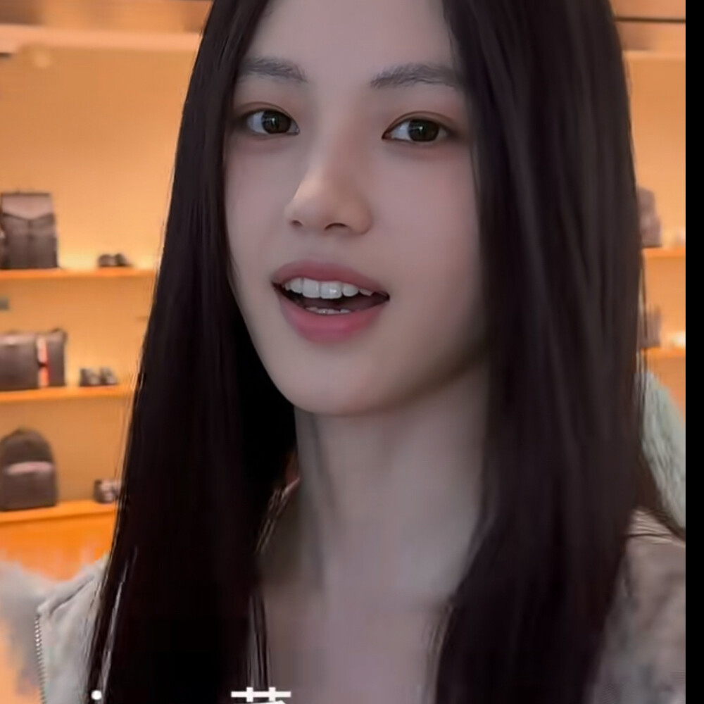 留着长长的头发…