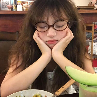 女
