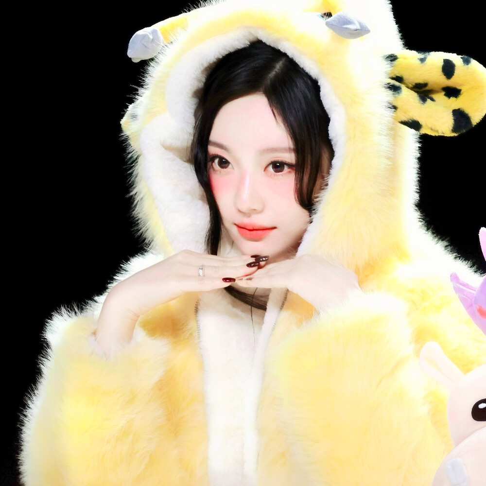 眼泪要是能变成泡芙就好了 每掉一颗眼泪就变成一个泡芙 这样就算一直流眼泪 后知后觉就会发现自己被泡芙包围了.