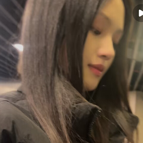 留着长长的头发…