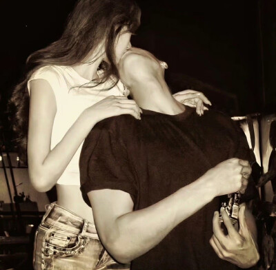 所爱隔山海 山海不可平。