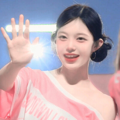 (停车)(低调的按了按劳斯莱斯的喇叭) (车窗降下) (咬着玫瑰花) (凸造型)(正准备开口) (隔壁交警大队说我停车占道) (充耳不闻) (带上墨镜) (播放凤凰传奇)(薄唇微动)你怎么知道我收到了周栯的图