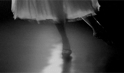 人类的语言真的就这么贫瘠吗
我想我只是一颗气球
被你握着的时候有了重心
你放手的时候我就飘远