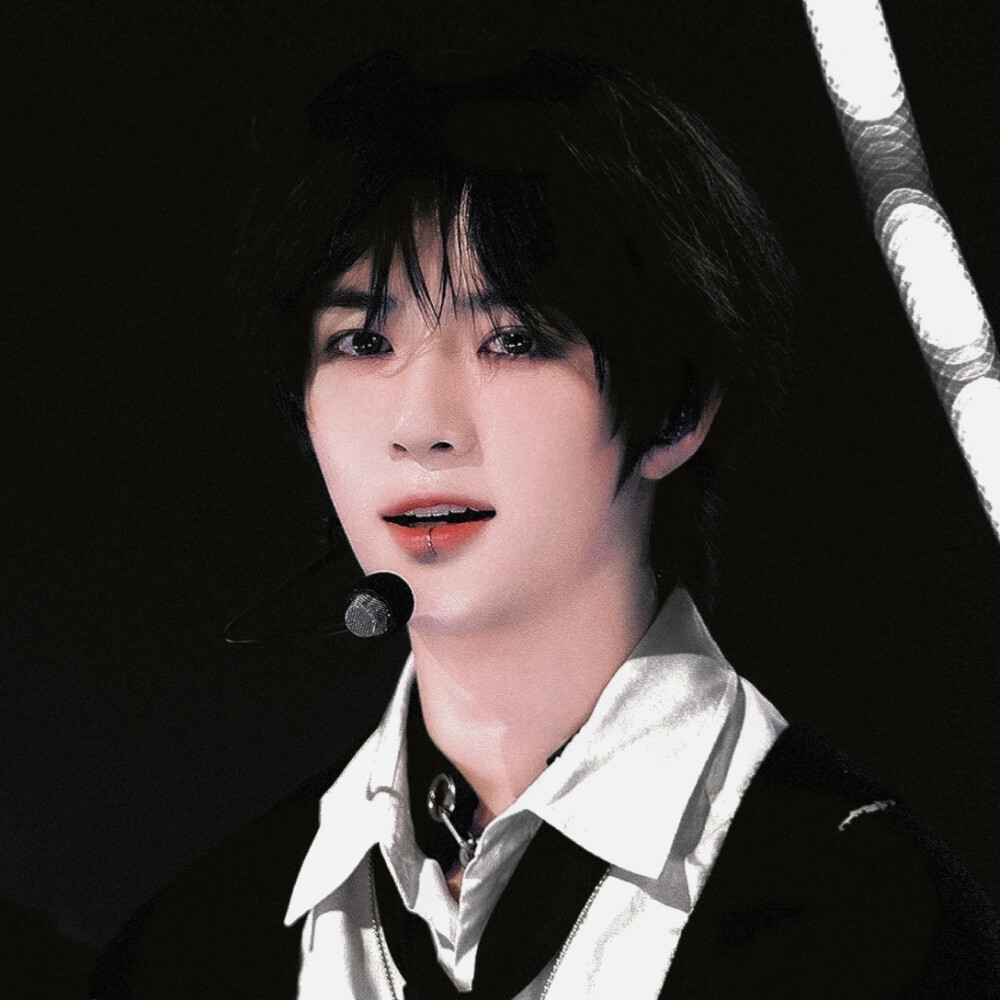 鸡的反义词是什么，是狼。因为鸡是勾勾哒，反过来是哒勾勾，哒勾勾，是狼。