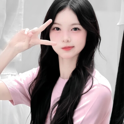 
姐姐好美（踢走其他小狗）（跑道面前摇尾巴）（又有其他小狗来）（和其他小狗打架）（踢走其他小狗）（满身伤痕摇尾巴）