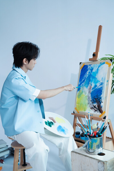 王俊凯 蓝色衣服