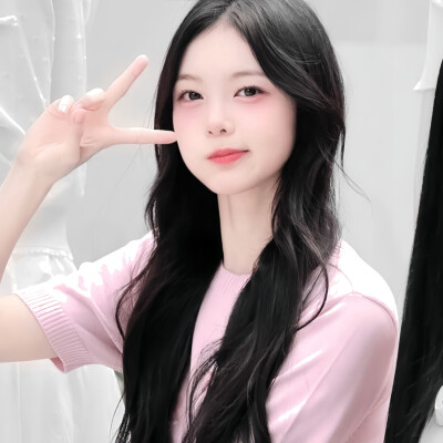 
姐姐好美（踢走其他小狗）（跑道面前摇尾巴）（又有其他小狗来）（和其他小狗打架）（踢走其他小狗）（满身伤痕摇尾巴）