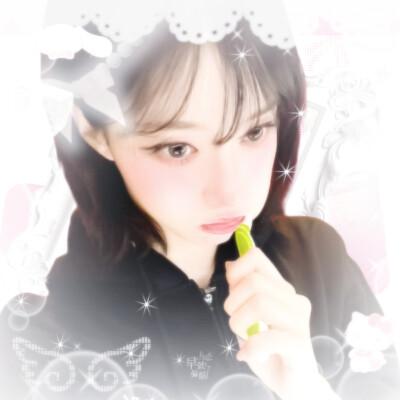 咬着有棱角的冰块 只顾看手机的你