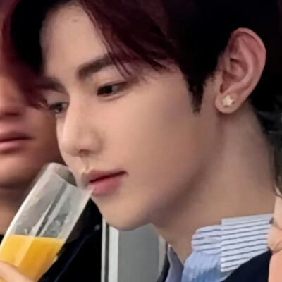 摇晃的红酒杯