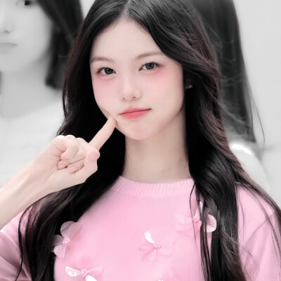 
姐姐好美（踢走其他小狗）（跑道面前摇尾巴）（又有其他小狗来）（和其他小狗打架）（踢走其他小狗）（满身伤痕摇尾巴）