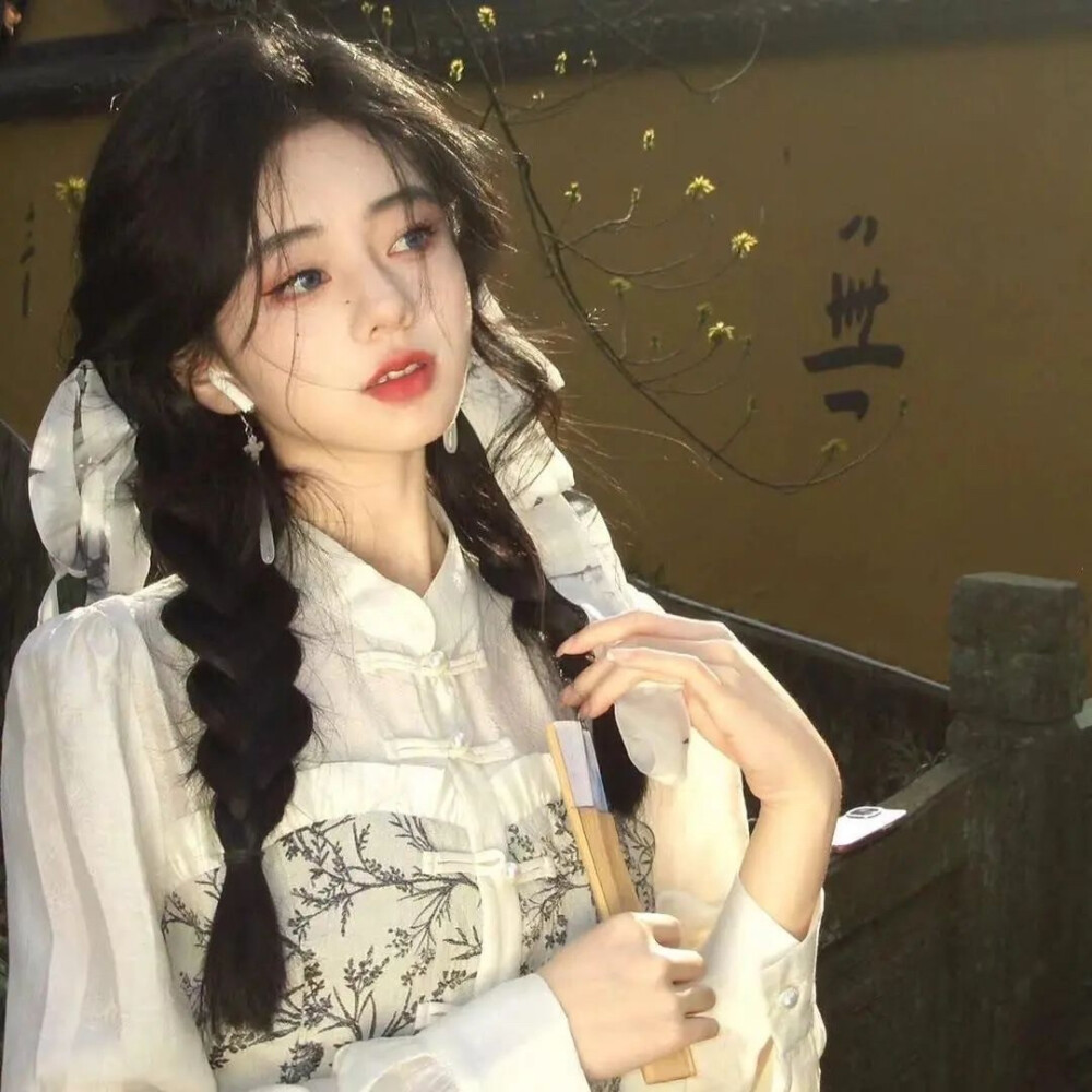 影子向玫瑰献忱落日与夕阳亲抚迟暮