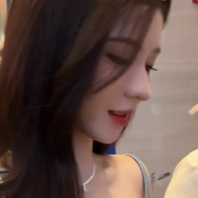叶濛女士的香味扑面而来