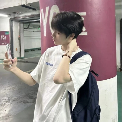 海水与礁石相互碰撞玫瑰迎着夏日盛放
