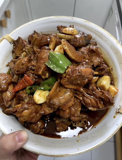 我加的辣椒酱是我们本地自己家磨的辣椒泥（我们这边叫水辣椒），另外生抽，糖，老抽，就这些调料！新鲜鸡不焯水，一定要炒香，把鸡的水分炒出去，皮有点焦黄那种！加入这些调料炒香后加水炖，提前十分钟加入蒜头闷熟…