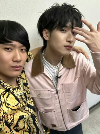 恭喜我们Uderdog战队拿下冠军 为了庆祝严浩翔成为新说唱最年轻的冠军导师 我将出福利了 这几天发出来 期待一下吧