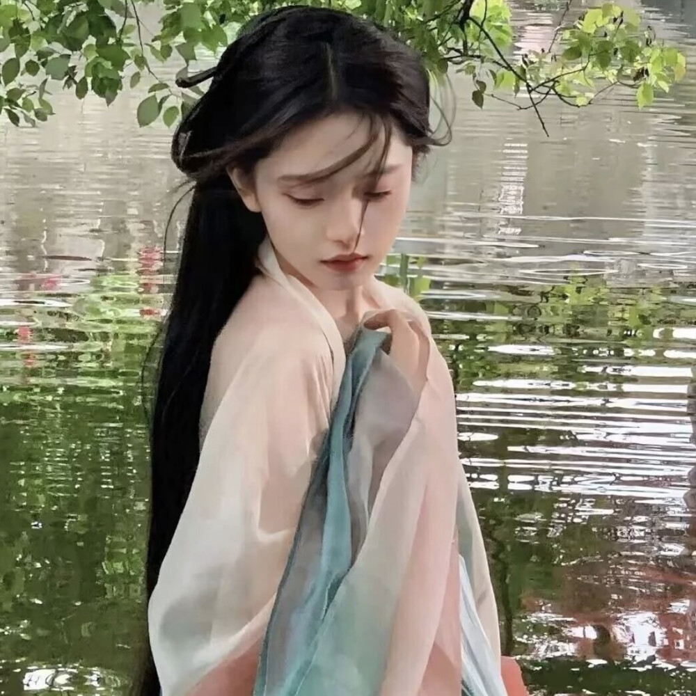影子向玫瑰献忱落日与夕阳亲抚迟暮