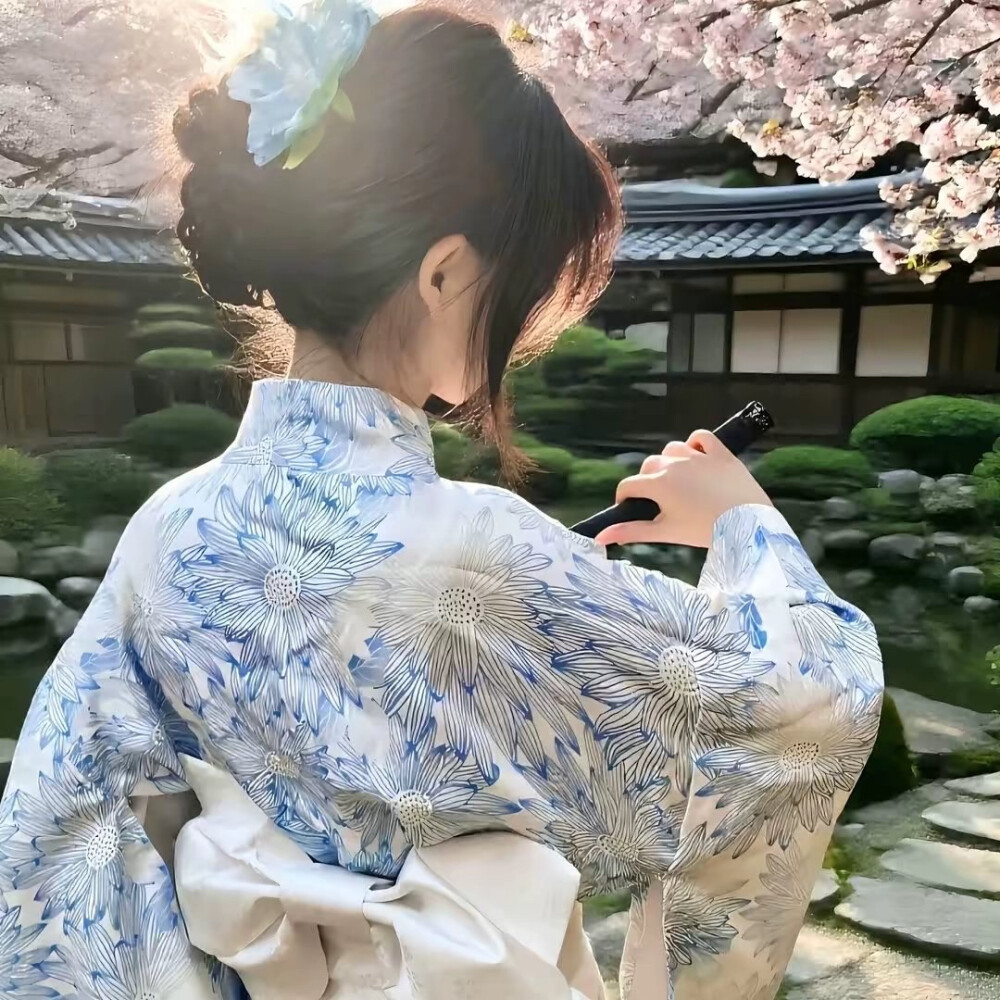 影子向玫瑰献忱落日与夕阳亲抚迟暮