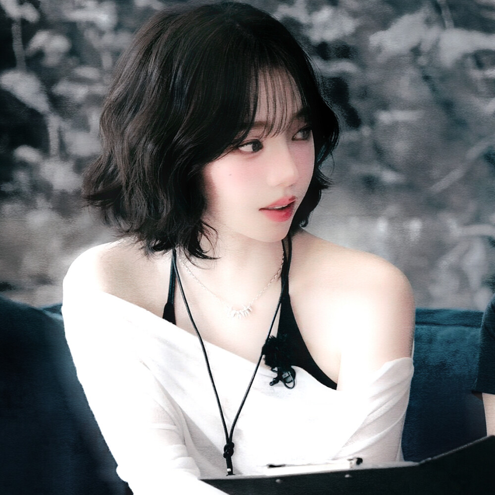 我是木讷的树 你吹过我就沙沙作响 你问我为什么从不回应你的心意 你不知道我愿意化作落叶随你远去 碾落成泥